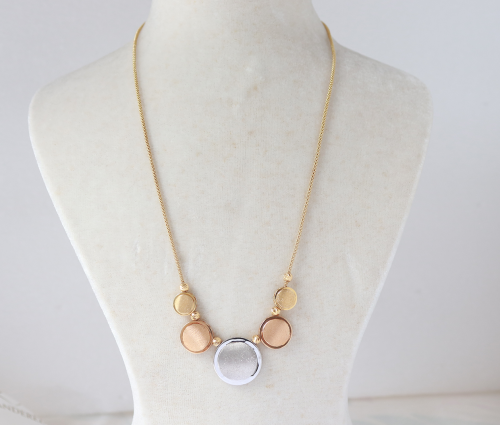 18ct yellow gold tricolour chain with discs and engraved balls