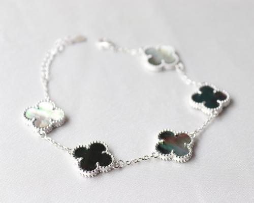 Silver Clover bracelet with greyish clover