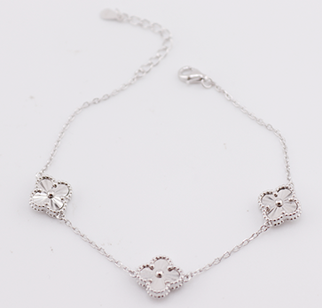 Silver clover bracelet with 3 clover pieces