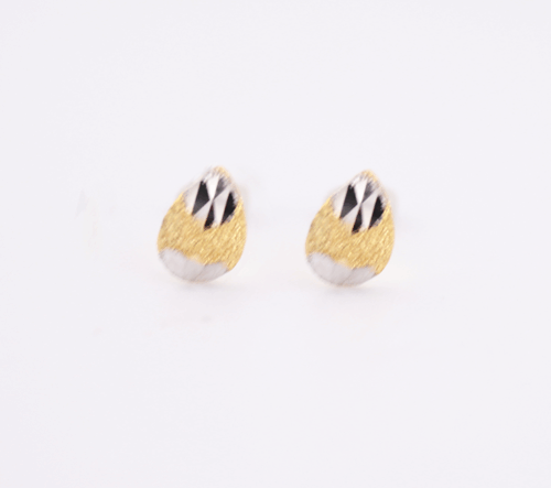 18ct yellow gold teardop earring with engraving